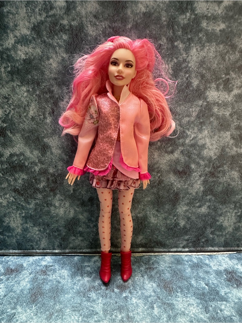 Disney Descendants young Queen of hearts Pink Fashion Doll with Long Pink Hair